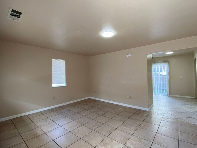 Photo - Spacious, 3 Bed, 2 Bath Townhouse Unit 4