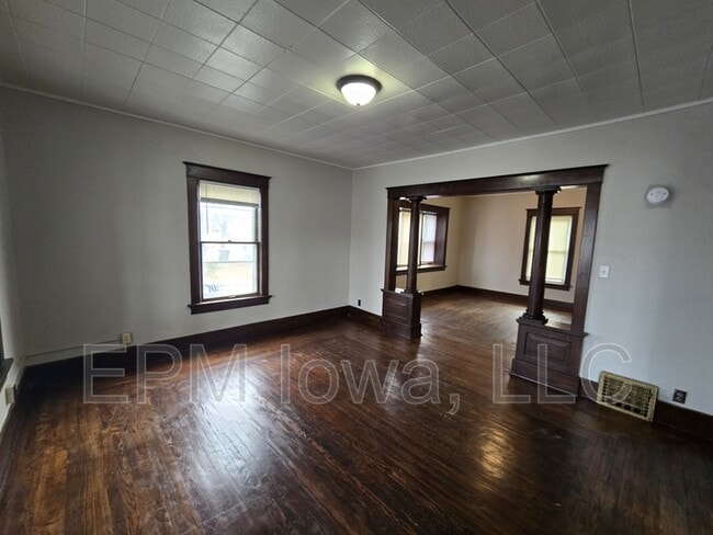 Photo - 320 E 7th St