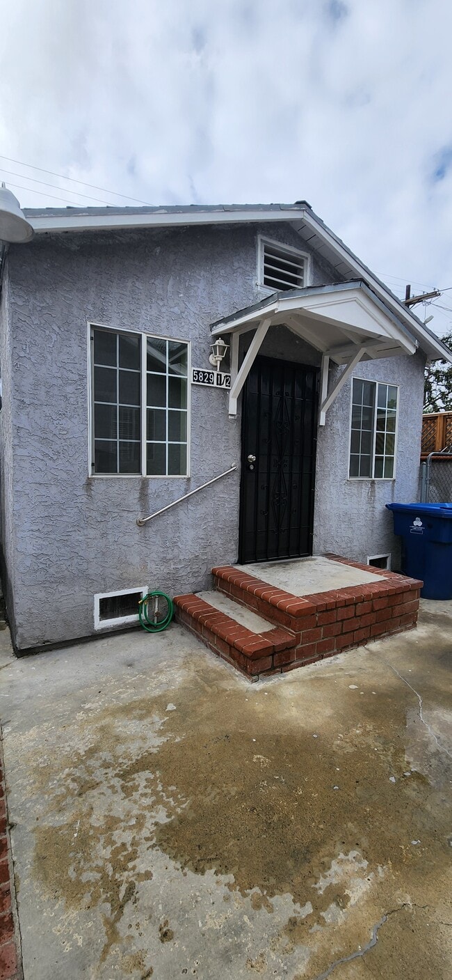 Front - 5829 1/2 Cimarron St Casa