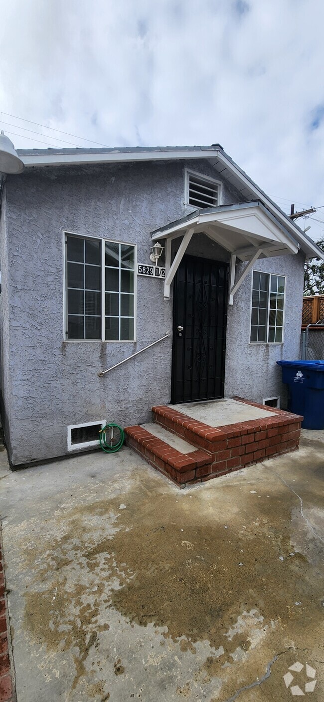 Building Photo - 5829 1/2 Cimarron St Rental