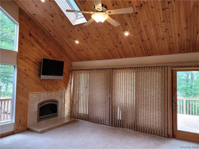 14 Lakeside Dr