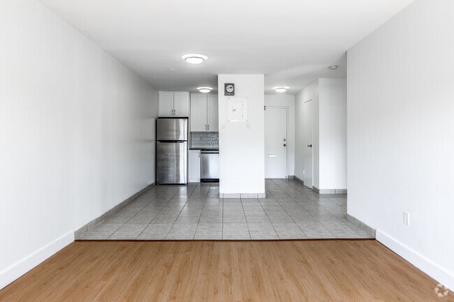 1BR, 1BA - 690SF - Kitchen/Living Room