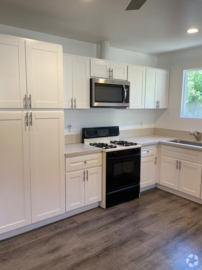 Building Photo - 6756 Tyrone Ave Rental