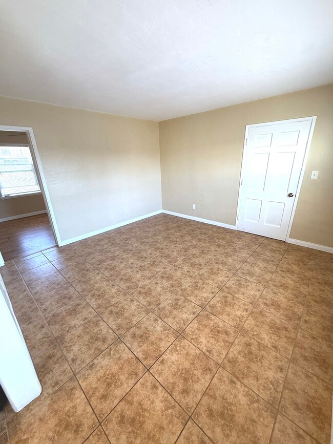 Building Photo - 180 Glover Ave Unit 1/2