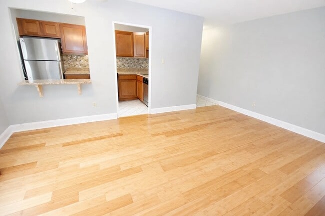 REGENCY COURT APARTMENTS -- 018