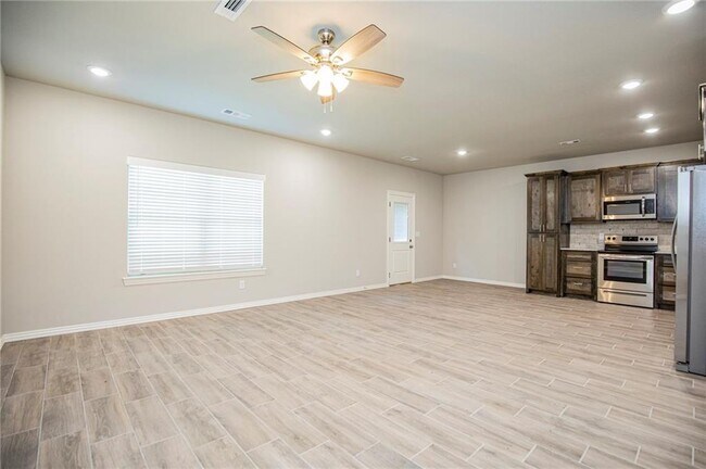 Photo - 2003 Azlin Pl