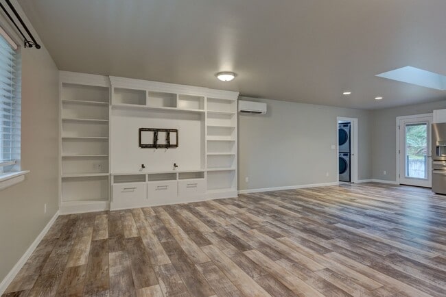 Photo - Cute 3 bedroom and two bathroom home near NAS Whidbey