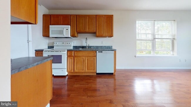 Building Photo - 4834 Penn St Unit 17 Rental