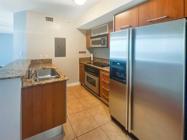 9055 SW 73rd Ct Unidad 1103