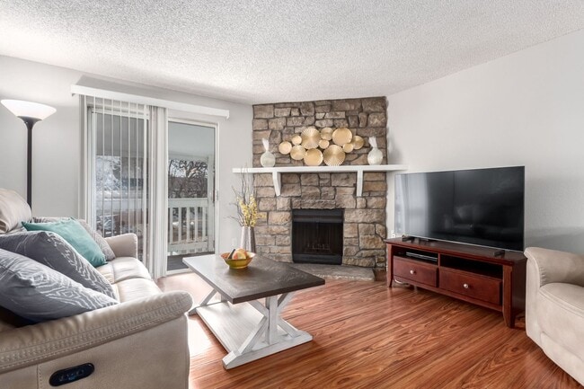 Beautiful 2 Bedroom Condo Across from Aurora Medical Center - Beautiful 2 Bedroom Condo Across from Aurora Medical Center Unit 203