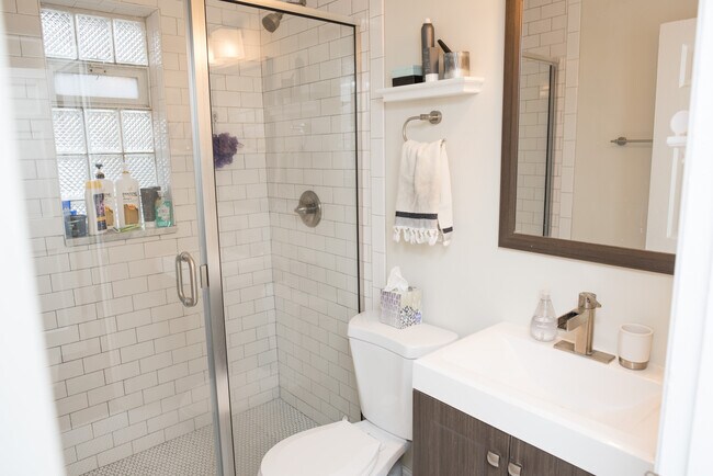 Italian shower - 2023 Edgecliff Pt Unidad 1