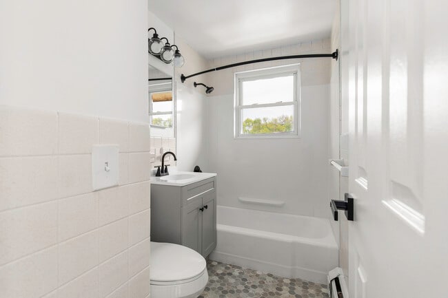 Baño - Todos los planos de planta - Swiss Village Apartments