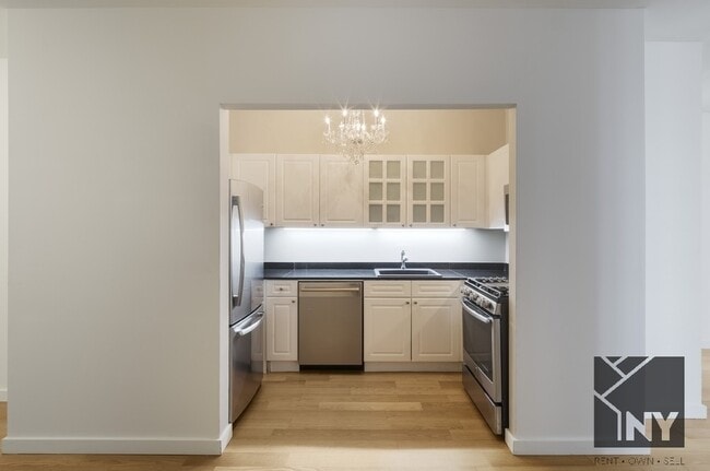 Photo - 225 Rector Pl Unit 22V