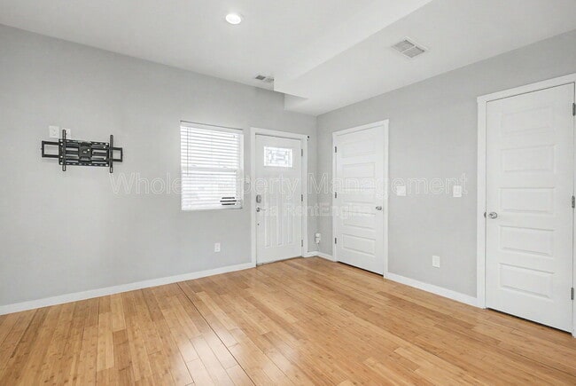 Photo - 5803 Poplar St
