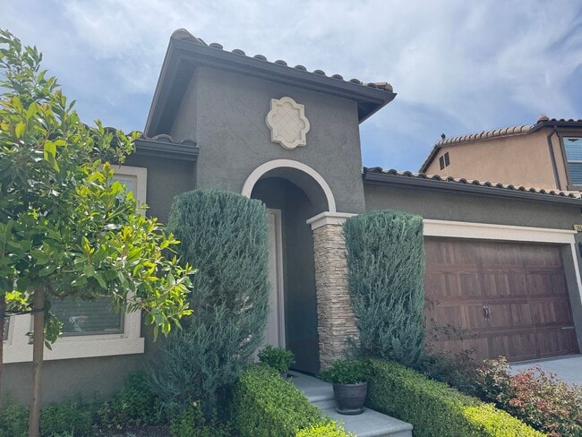 Building Photo - Spacious 3BD/2BA Fresno Home for Rent | Attached Garage, Jacuzzi Tub & Private Backyard!
