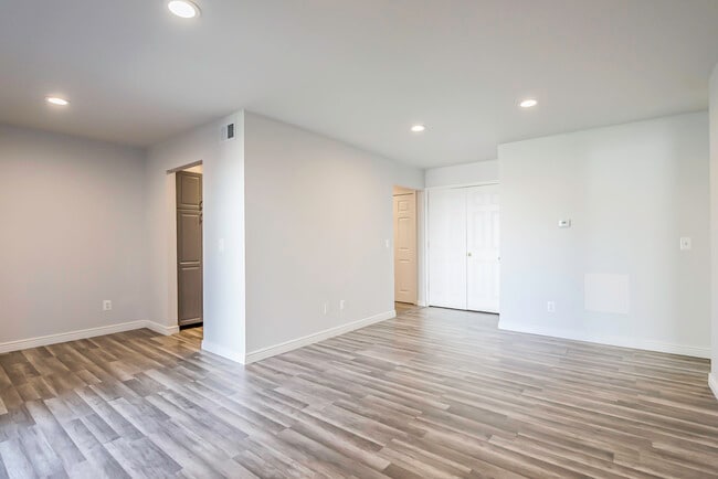 Photo - 30078 W 12 Mile Rd Unidad 104