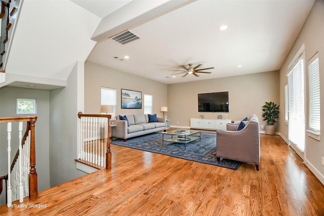 Photo - 955 W 24th St