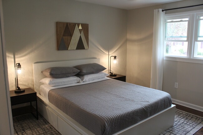 Photo - 1130 W 35th St