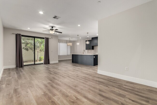 Photo - 165 E Lexington Ave