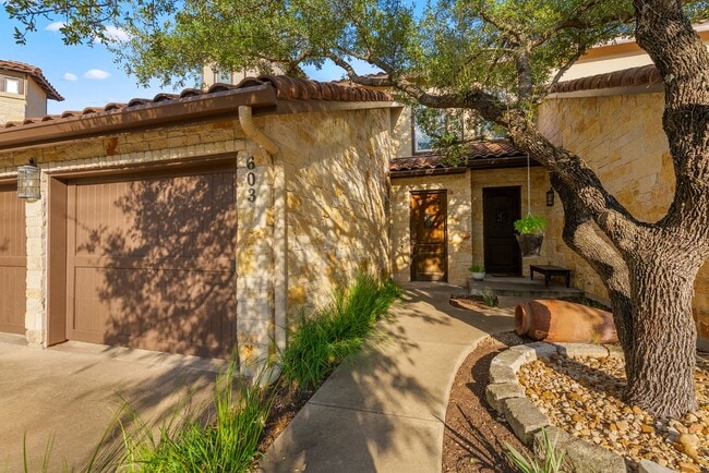 Building Photo - Beautiful 3 bedroom, 2.5 bathroom home in ...