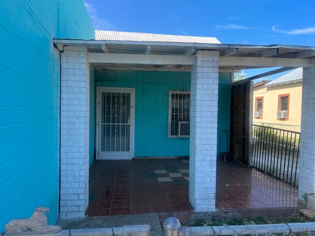 Building Photo - 1715 Benavides St Rental