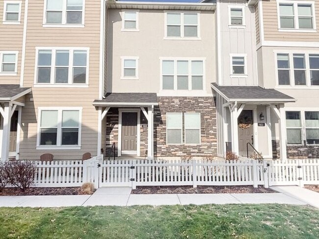 Building Photo - Stunning and Spacious 3BR 3BA Townhouse w/ Quartz Kitchen + Garage Parking + Modern Finishes in E...