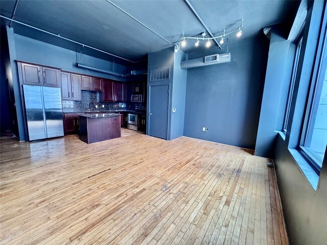 Building Photo - 705 Main St Unit 305