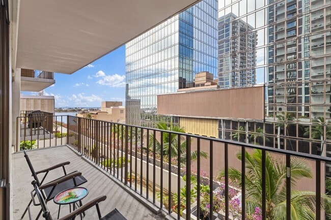 Photo - Downtown Honolulu Condo - AC . W/D . Full Kitchen