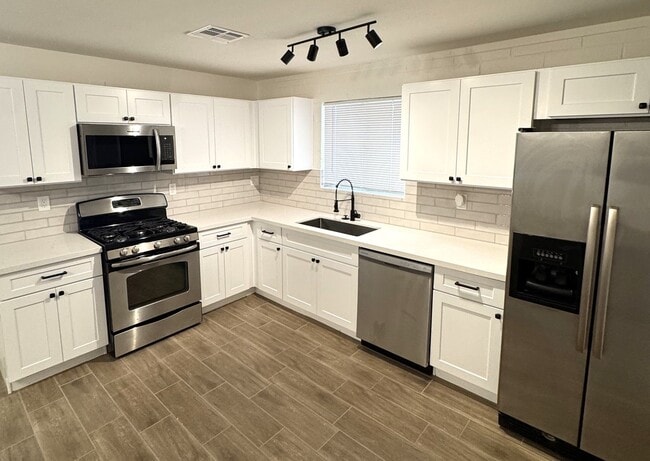 Fully upgraded home with garage! - Fully upgraded home with garage!
