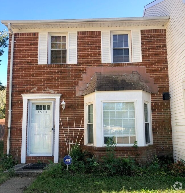 Building Photo - 3 BEDROOM END UNIT TOWNHOUSE FOR RENT IN V...