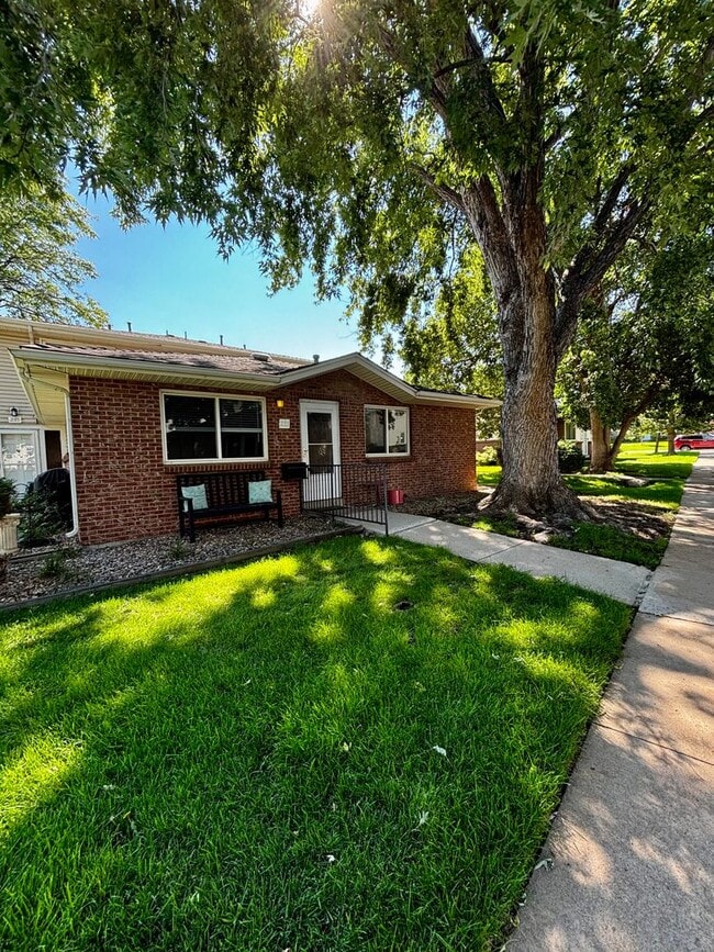 Building Photo - Beautifully Updated 2-Bedroom Townhome in ...