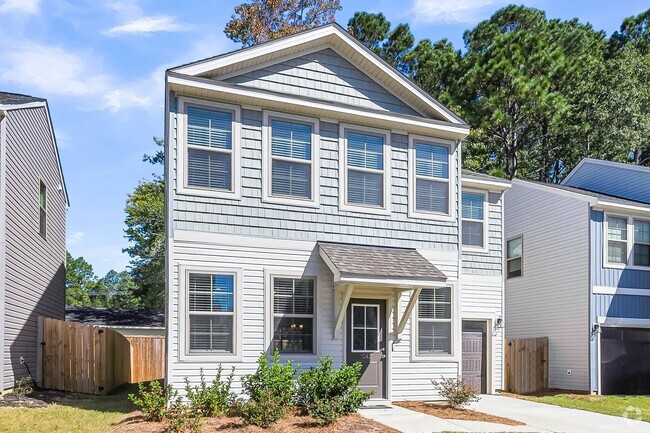 Building Photo - Spacious Summerville Home