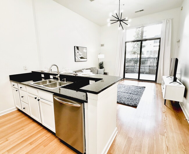 Photo - 718 W Trade St Unidad # 104