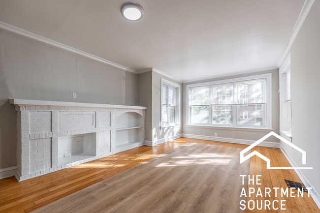 Building Photo - 6304 N Oakley Ave Unit 1