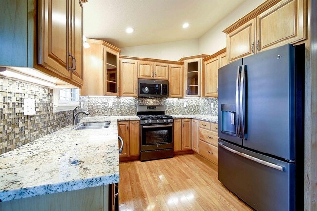 Building Photo - Updated 3 Bedroom Home on Quiet Court with Covered Patio