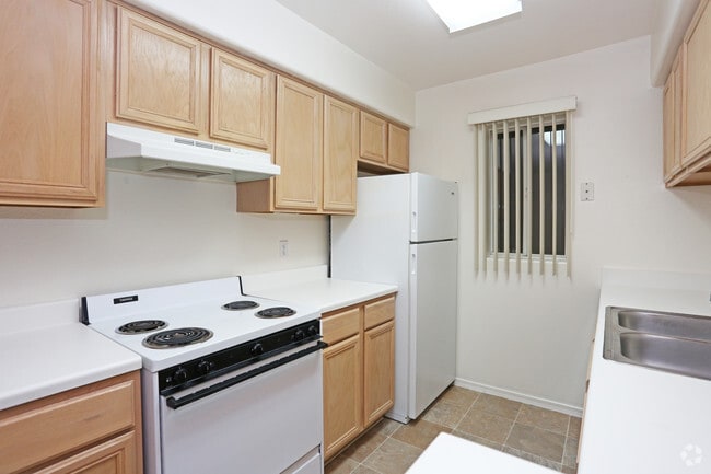 1BR, 1BA - 740 SF