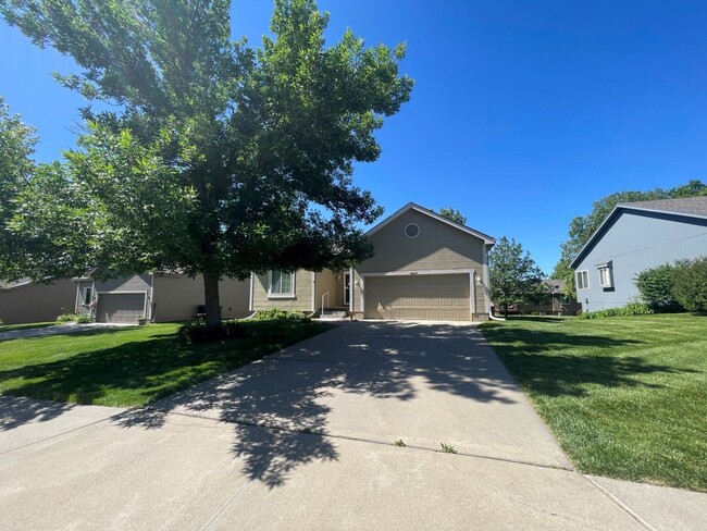 Building Photo - Home For Rent Papillion