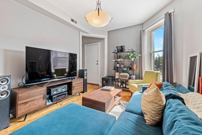 Building Photo - 1 bedroom in Chicago IL 66022 Unit 3R