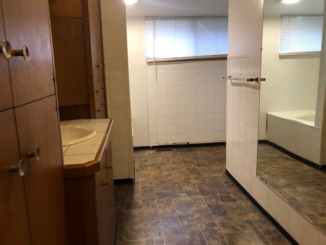 Photo - 825 NE Michigan St