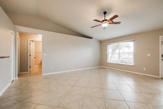 Photo - 719 Rue Labeau Cir