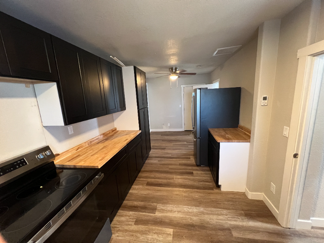 Building Photo - 2107 E 6th Ave Rental