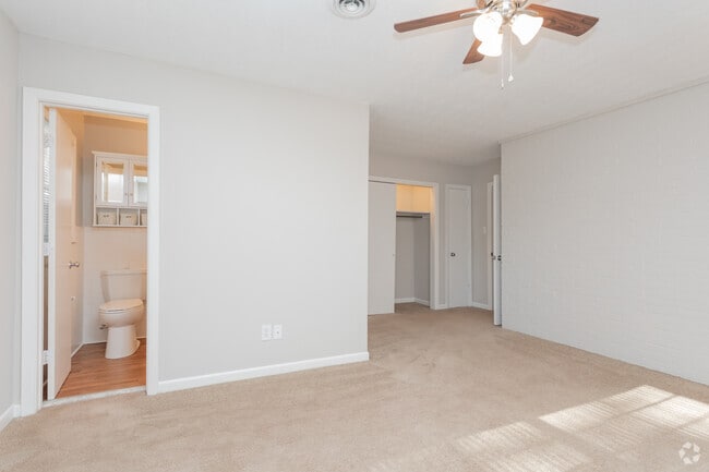 1BR, 1BA - 950SF Classic - Dormitorio - Morganton Arms Apartments