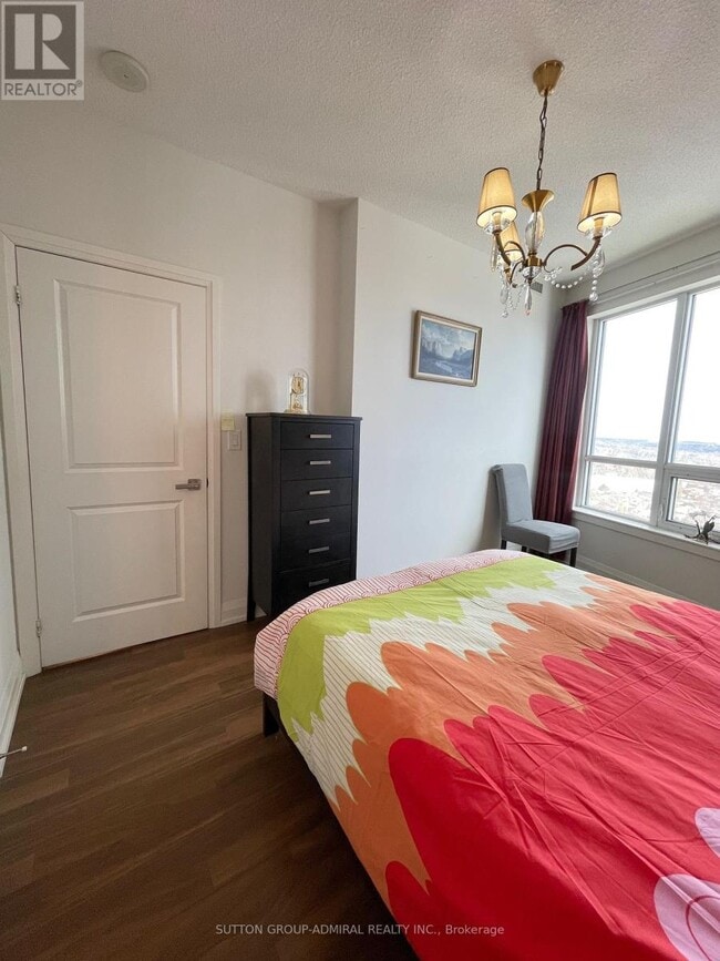 Photo - 7161 Yonge St