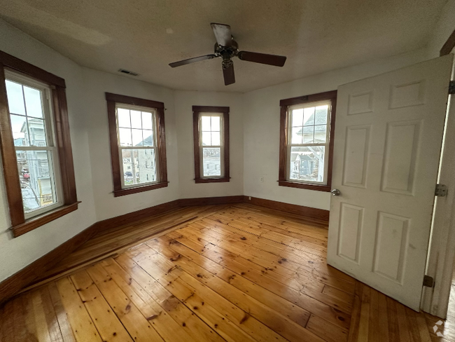 Building Photo - 11 Bourne St Unit 3 Rental