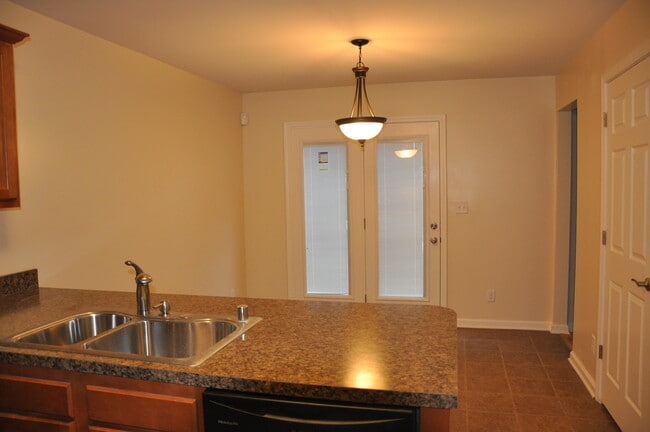 Photo - Big Brown - Walk to UK Pre-Leasing Now  Fa...