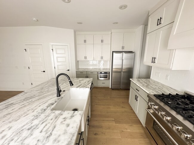 Photo - 1246 W James St