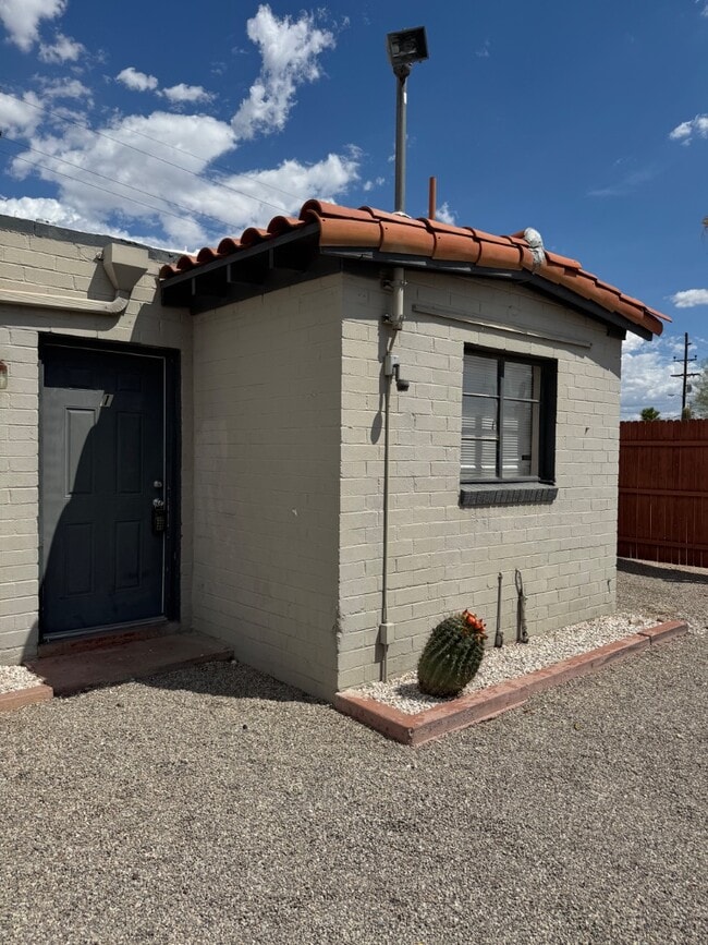Building Photo - 302 W Flores St Rental