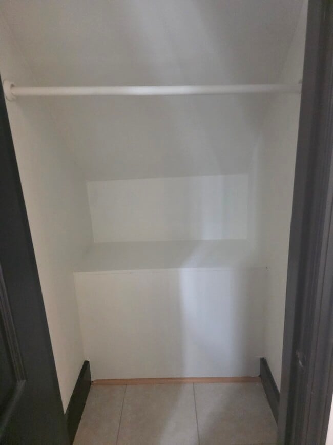Building Photo - 653 S 20th St Unit first floor