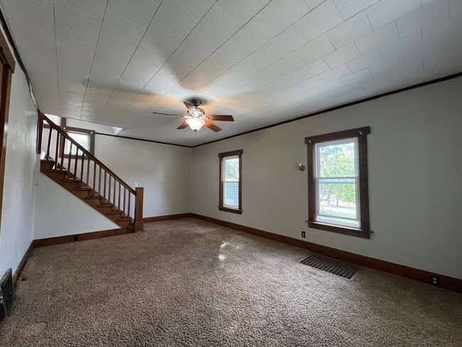 Photo - Spacious 3+ bedroom house with detached ga...