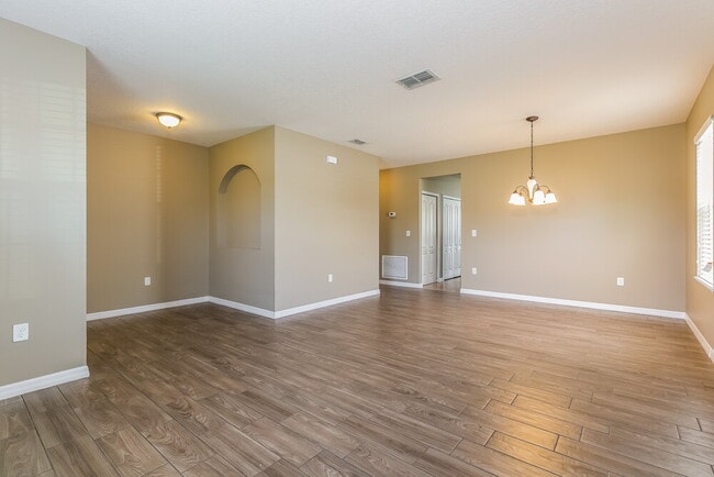 Photo - 121 Daigledog St